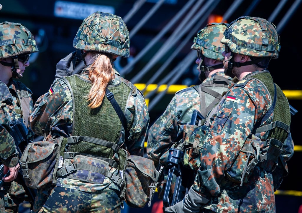 Frauen stehen bei der Bundeswehr alle Bereiche und Laufbahnen offen, nicht nur im zivilen, sondern auch im militärischen Bereich.