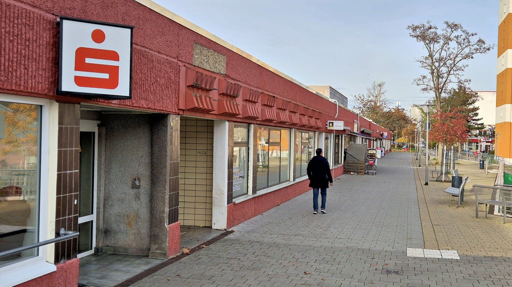 Direkt neben der Sparkasse in der Ladenzeile der Adolph-Menzel-Straße in Stendal-Stadtsee soll ein neues Sozialkaufhaus entstehen.