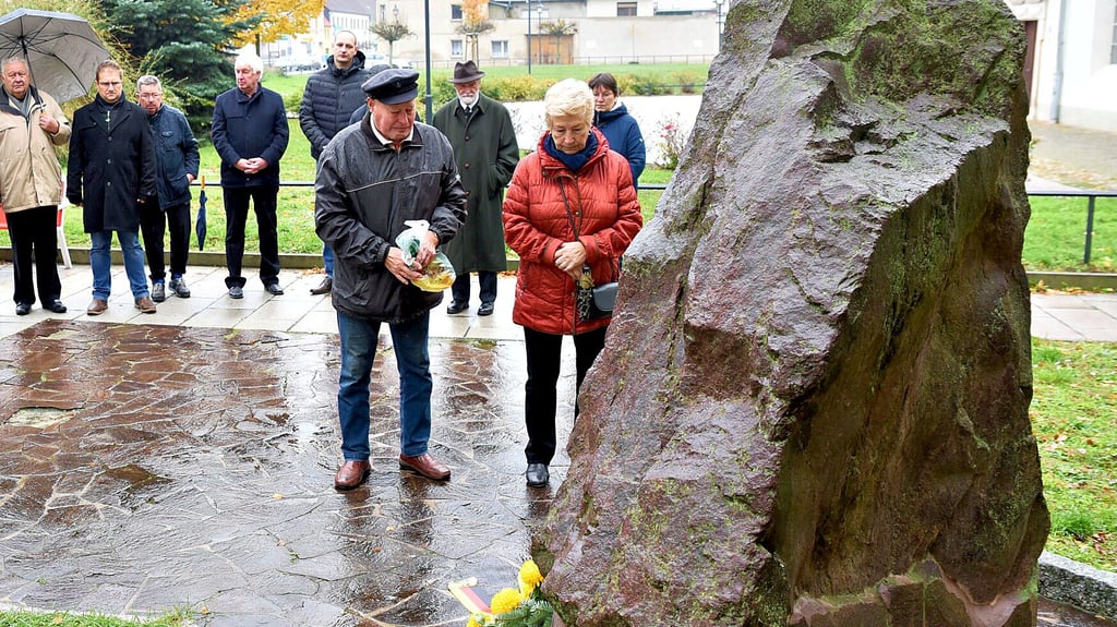 Am Volkstrauertag wird auf dem Barbyer Kirchplatz der Opfer von  Vertreibung und Gewalt gedacht. 