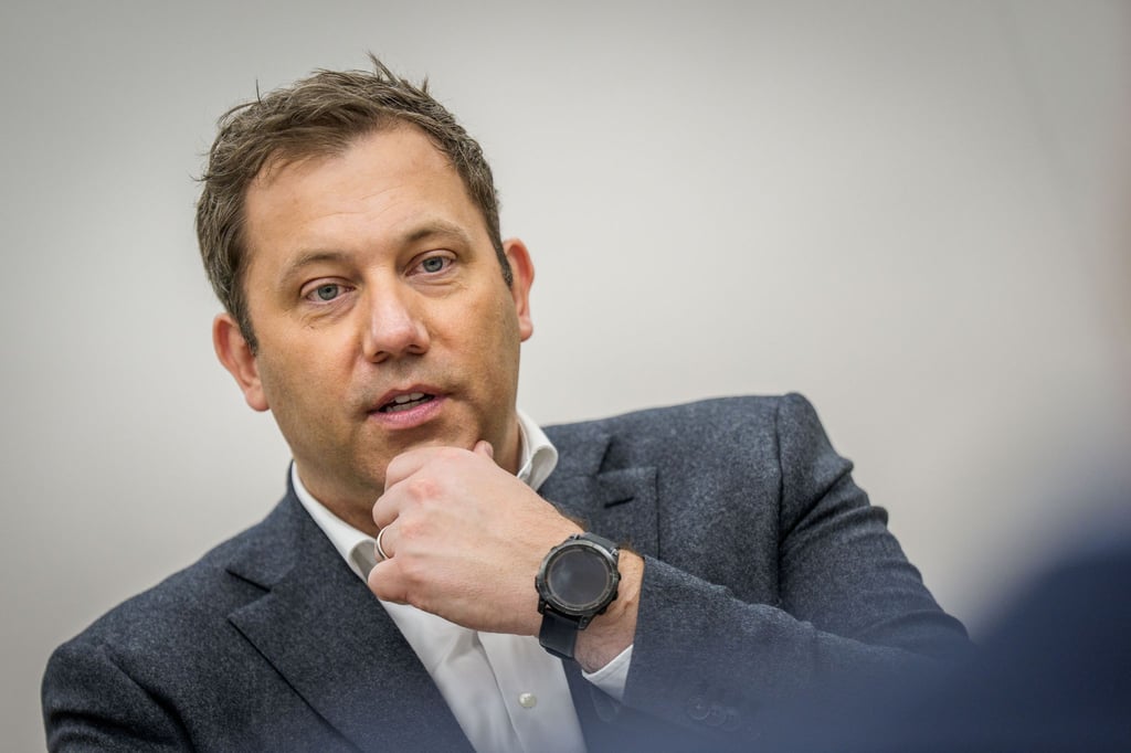 Der Vizekanzler reist als erster Minister der schwarz-roten Bundesregierung nach Peking. (Archivbild)