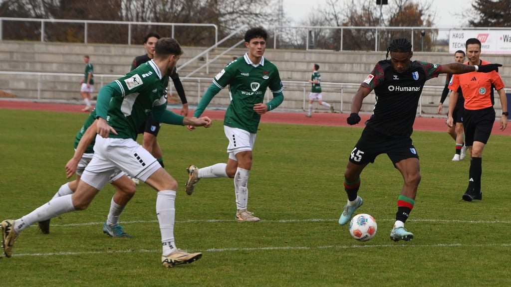 Ado Onaiwu vergibt hier die beste Chance des 1. FC Magdeburg gegen den 1. FC Schweinfurt 05.