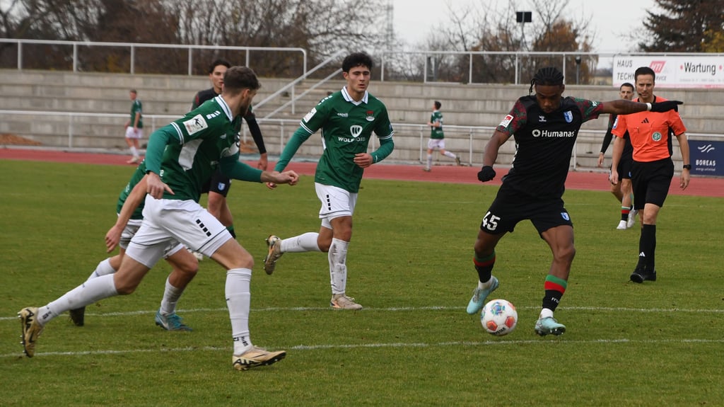 Ado Onaiwu vergibt hier die beste Chance des 1. FC Magdeburg gegen den 1. FC Schweinfurt 05.