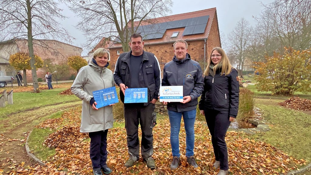 Leaderförderung hat es möglich gemacht, dass die Klietznicker in ihrem Ort ihre Wunschprojekte umsetzen können. Darüber freuen sich Cathleen Lüdicke (von links), Lars Ehrecke, Andreas Falk und Jennifer Bahlke (ALFF).
