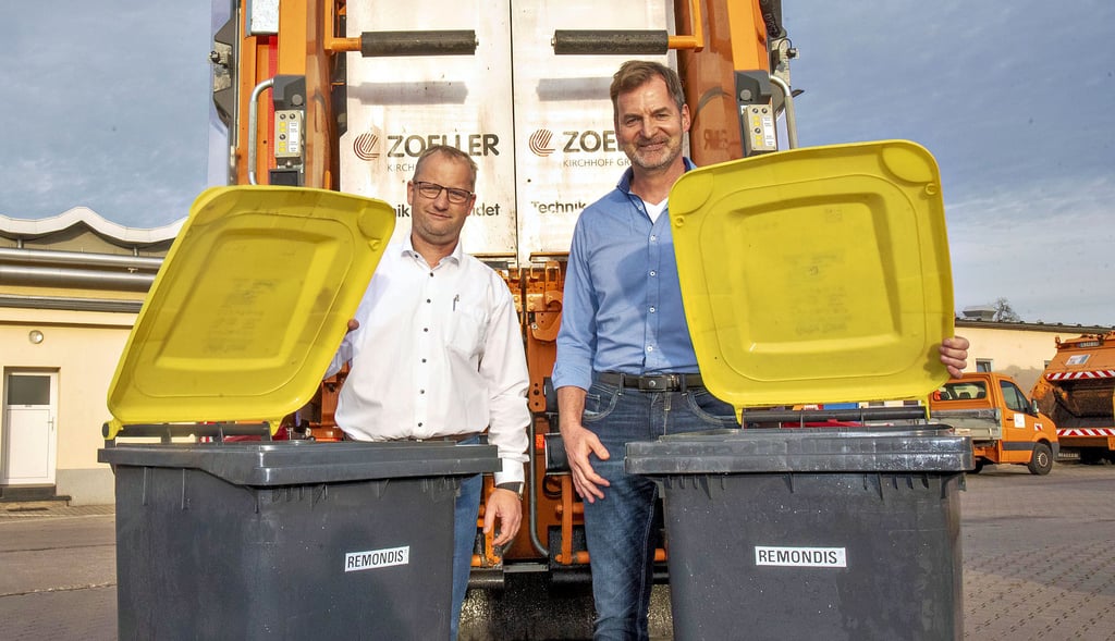 Nun bekommen auch die Bewohner in den Stadtbezirken innerstädtisch Nord, Süd und Mitte Gelbe Tonnen.  Remondis-Betriebsleiter Ronny Herrmann (links) und Matthias Tuchel, Leiter der Abfallentsorgung im Stadtpflegebetrieb, informieren über den Stand der Dinge. 