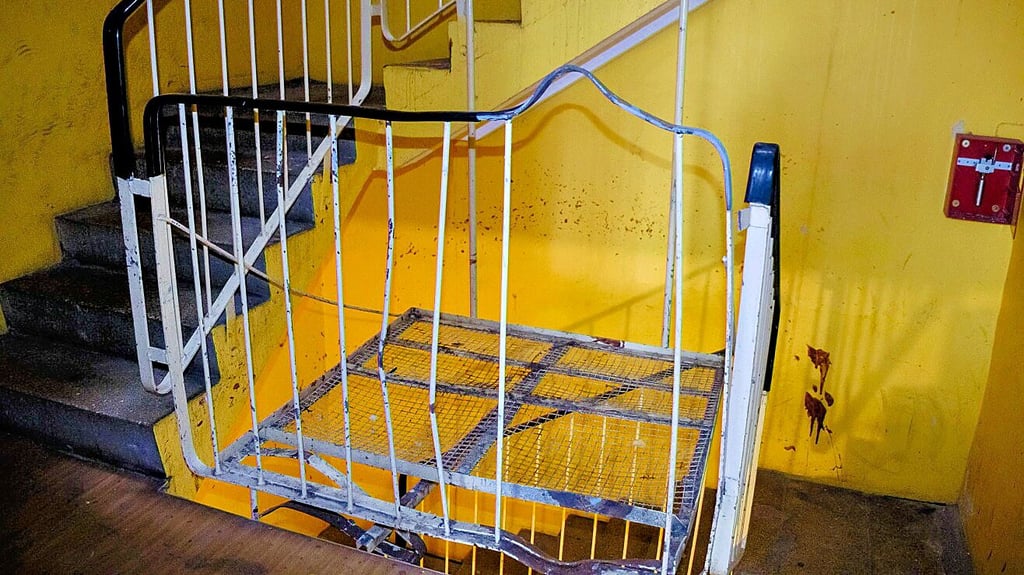 Die Explosion muss sehr stark gewesen sein, denn zwei Metallstäbe sind aus dem Geländer gerissen und der Handlauf ist hochgedrückt worden. 