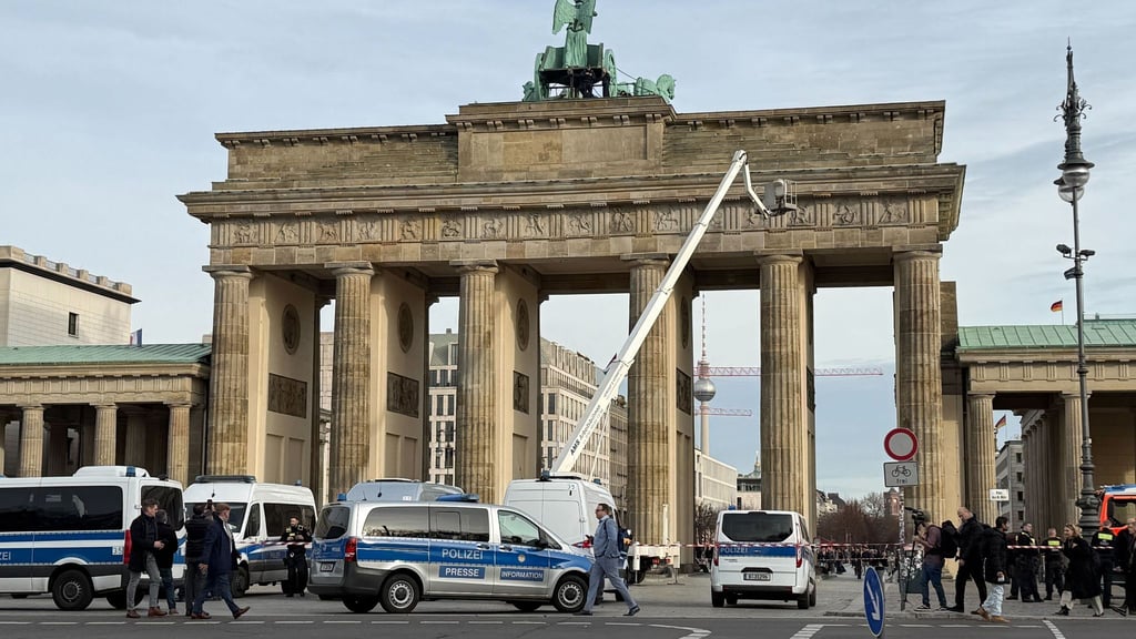 Die Polizei klettert auf das Brandenburger Tor in Berlin, um Demonstranten festzunehmen.