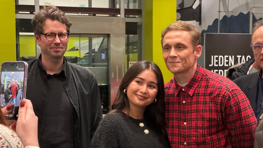 Matthias Schweighöfer nimmt sich Zeit für seine Fans. Geduldig posiert er im Cinemaxx Halle für Selfies, bevor der Film startet.