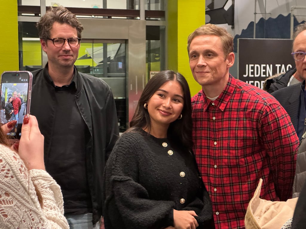 Matthias Schweighöfer nimmt sich Zeit für seine Fans. Geduldig posiert er im Cinemaxx Halle für Selfies, bevor der Film startet.