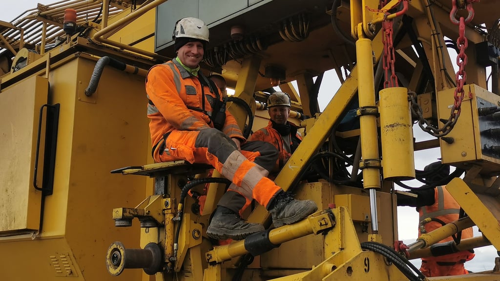 An diesen Anblick müssen sich Bahnkunden im Harz gewöhnen. Auch im kommenden Jahr wird STRABAG Rail im Auftrag der DB InfraGO die Strecke zwischen Halberstadt und Wernigerode unter Vollsperrung sanieren. 