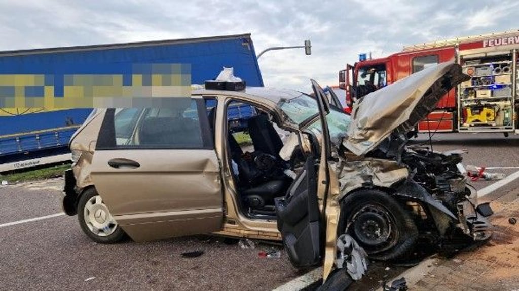Bei dem Zusammenstoß nahe der A14 wurde der Fahrer des Pkw schwerst verletzt.