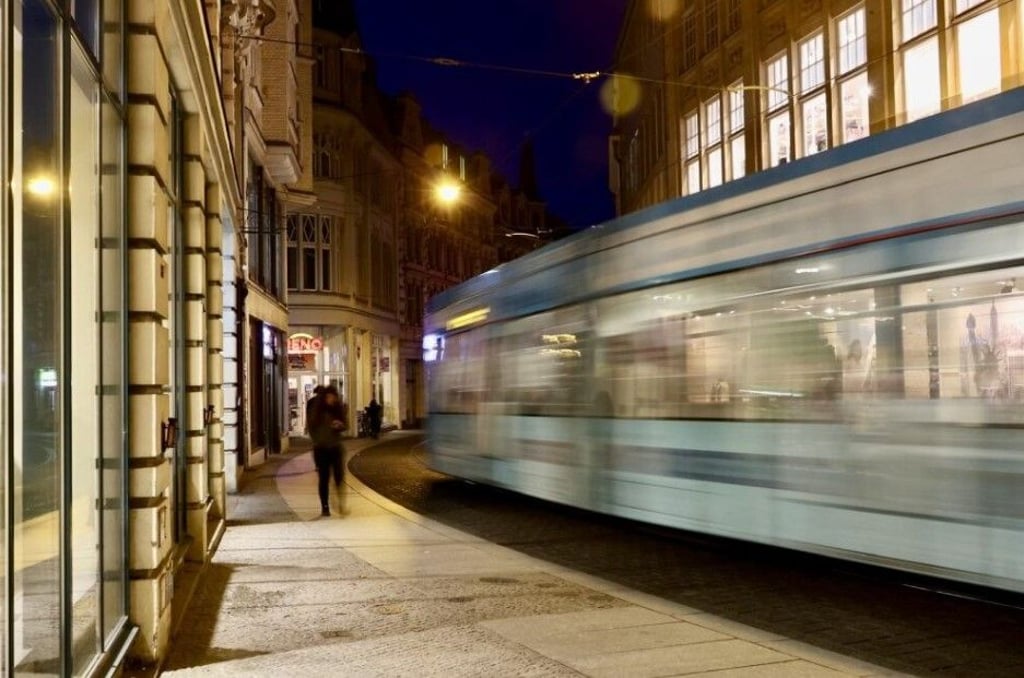 Eine Straßenbahn rollt durch die Große Ulrichstraße in Halle.