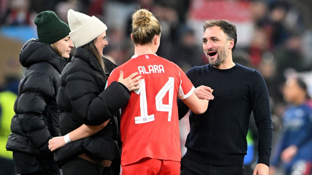 Bayern-Trainer José Barcala feiert mit Torschützin Alara den Sieg über Arsenal.
