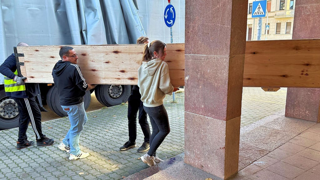 Eine neue Kinoleinwand wird im Central-Kino Wittenberg angeliefert. 