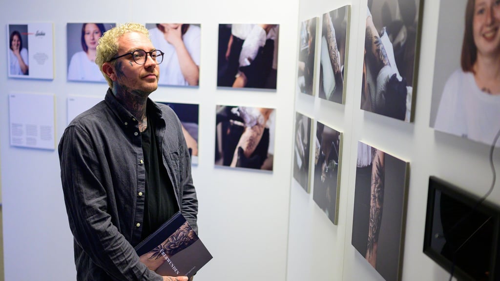 Eine Ausstellung in Lüneburg zeigt, wie Menschen ihr selbstverletzendes Verhalten überwinden können – mit Tattoos.