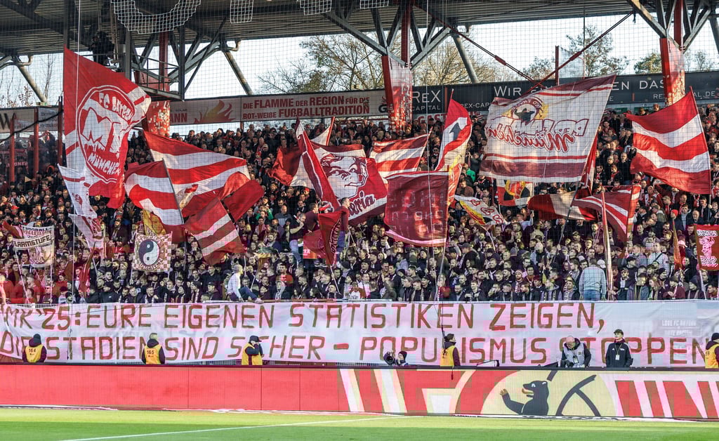 Immer wieder wird über die Sicherheit rund um Fußballspiele diskutiert.