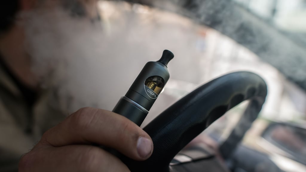 Genuss mit Folgen: Wer ein paar Dinge beim Gebrauch der E-Zigarette im Auto nicht beachtet, kann schnell ein Bußgeld kassieren.