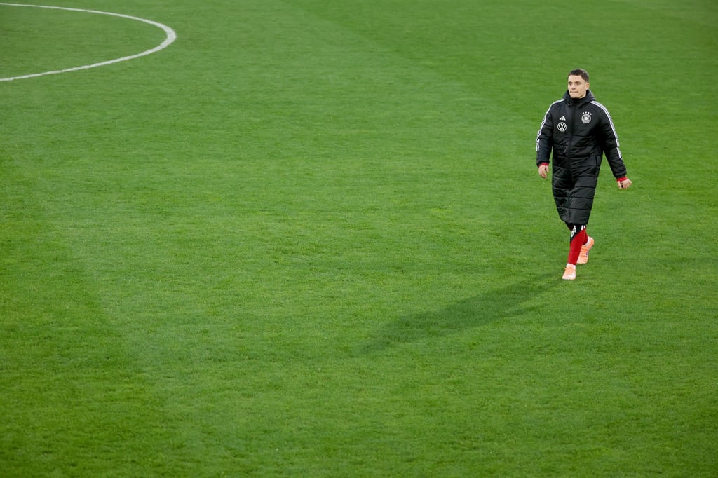 Florian Wirtz geht über den Trainigsplatz.