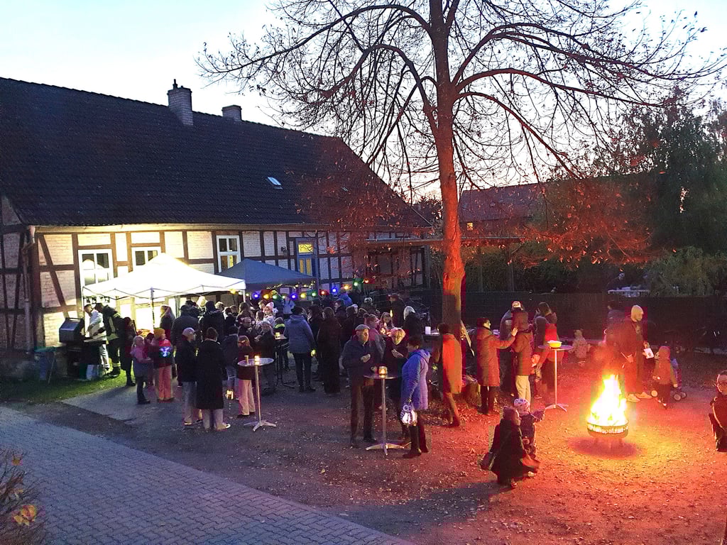 Geselligkeit herrscht beim Laternenfest in Anderbeck (Landkreis Harz).