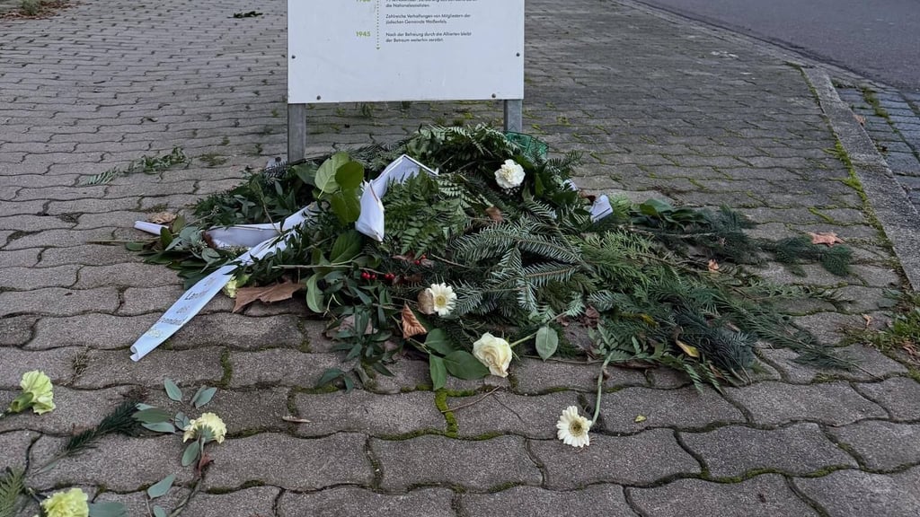 Die zum Pogromgedenken vom 9. November 1938 in der Weißenfelser Nordstraße nahe der einstigen Synagoge niedergelegten Gestecke wurden zerstört.