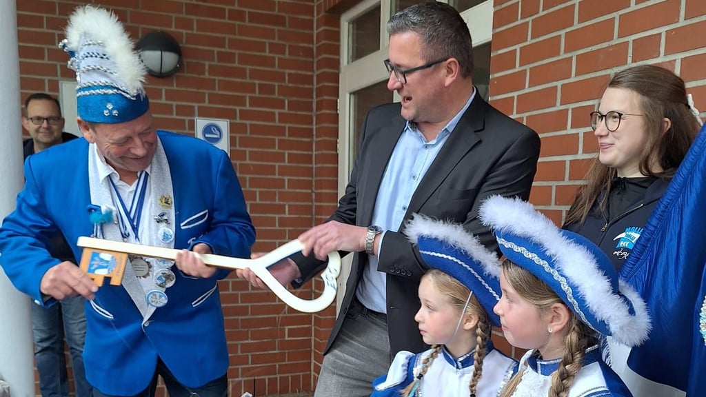 Am 11.11. um 11.11 Uhr entzog der Präsident des „Ebendorfer Carneval Clubs" (ECC), Jens Giffhorn, dem Ortsbürgermeister Marcel Leon den Rathausschlüssel.