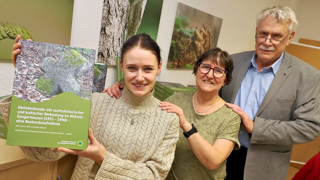 Sophie Rohland, Steffi Rohland und Heinz Noack (v. l.) haben über viele Jahre hinweg an dem Nachschlagewerk gearbeitet.