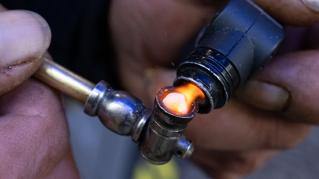 Meistens wird Crack in einer Pfeife geraucht, in seltenen Fällen wird es gespritzt. (Archivbild)