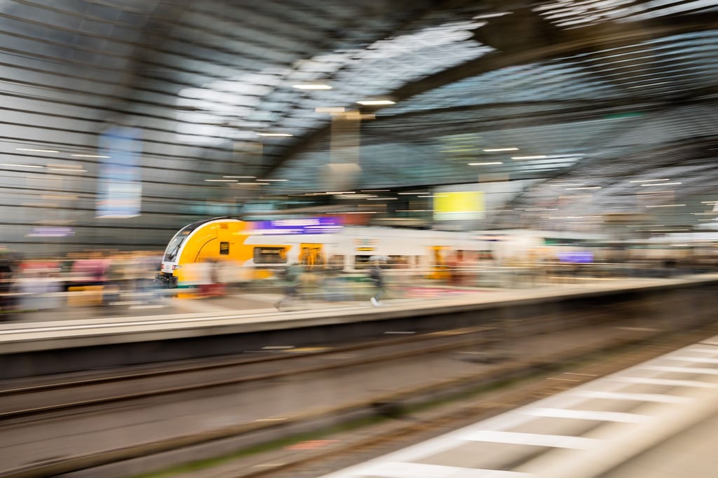 Bahnreisende konnten den Mann entwaffnen. (Symbolbild)