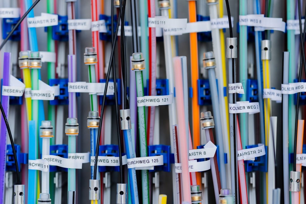 Glasfaserkabel in einem Verteilerkasten - ein Massengeschäft mit Nachfrageschwäche.