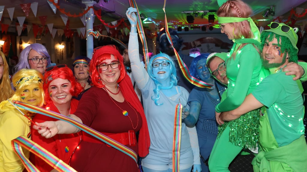 Bunt und schrill soll es heute während des Kostümballs in Gutenswegen werden. Die Veranstaltung startet um 19 Uhr und ist öffentlich.