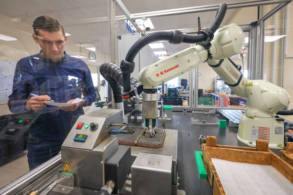 Produktionsleiter Ulrich Morawietz überwacht den Verzinn-Roboter bei Arnold Electronic in Lichtenau. Entwickelt hat das Familienunternehmen die Anlage zusammen mit dem Institut Chemnitzer Maschinen- und Anlagenbau ICM.