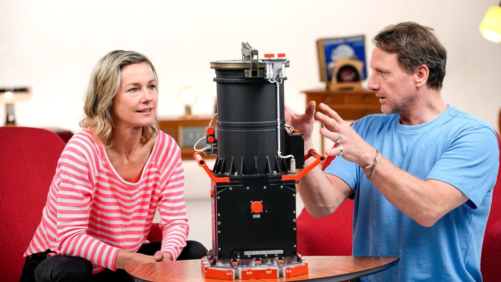 Die Schauspieler Rhea Harder-Vennewald (links) und Hendrik Duryn mit dem Weltraum-Navi "ASTRO 1". Für die ZDF-Sendung "DDR genial – Mangel macht erfinderisch" testeten Prominente mit Ost-Bezug zahlreiche Erfindungen aus der damaligen Zeit.