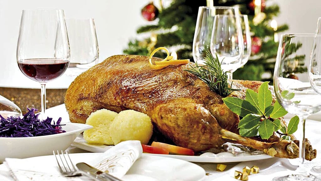 Gänsebraten mit Rotkohl und Klößen gehört zu den Klassikern, die man zu Weihnachten auch gerne im Restaurant isst.