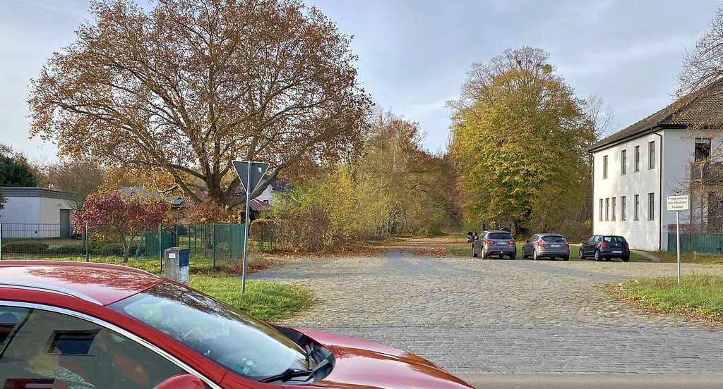 Der Einfahrtsbereich zu der Fläche in  der Magdeburger Straße sieht unscheinbar und unberührt aus. 