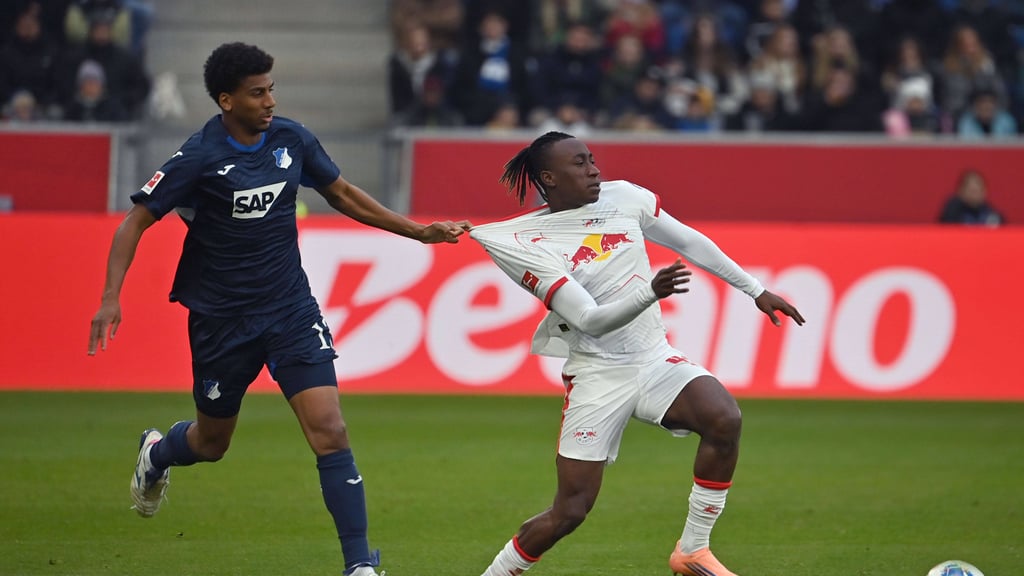 Meist nur mit unfairen Mitteln zu stoppen: RB-Profi Yan Diomande (r.).