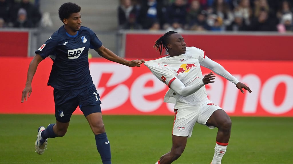 Meist nur mit unfairen Mitteln zu stoppen: RB-Profi Yan Diomande (r.).