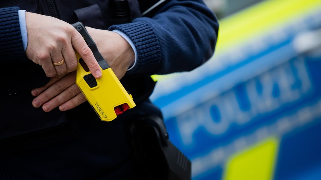 Smartphone-Überwachung, Bodycams und Taser – Sachsens Polizeigewerkschaft hält diese Punkte für unverzichtbar. (Symbolbild)