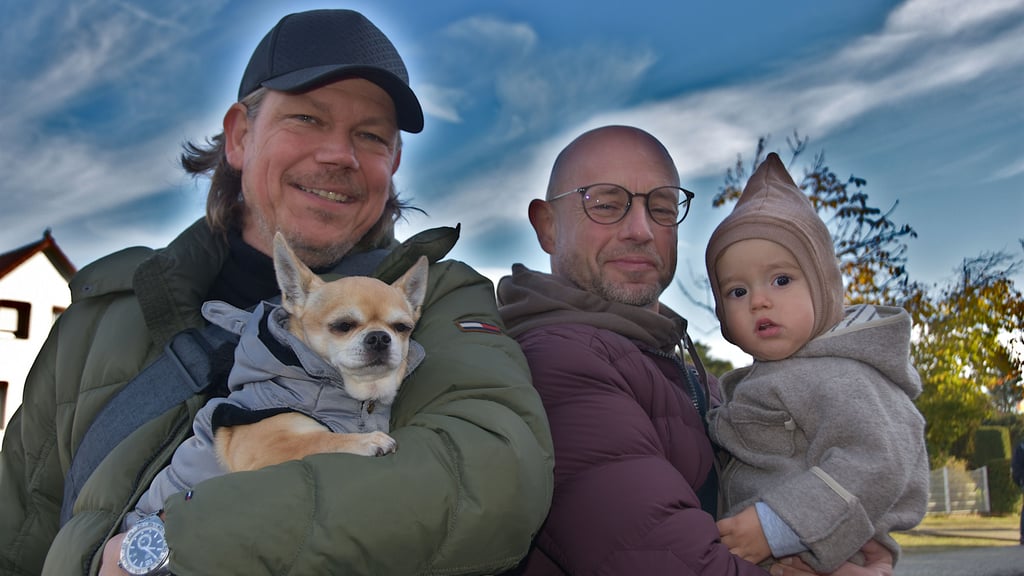 Gut eingepackt beim Herbstspaziergang: Christian Hanke mit Chihuahua-Hündin Jette und Marius Schneider mit dem 16 Monate alten Lio Lorenz genießen die Wanderung bei strahlendem Herbstwetter.