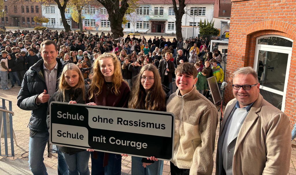 Landrat Steffen Burchhardt (links) als Pate und Maik Reichel als Direktor der Landeszentrale für politische Bildung (rechts) gratulierten der Courage-AG vom Rolandgymnasium in Burg zur Titelübergabe "Schule ohne Rassismus - Schule mit Courage".