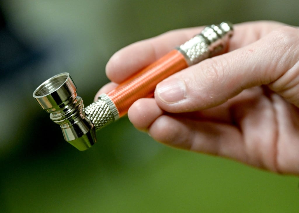 Meistens wird Crack in einer Pfeife geraucht, in seltenen Fällen wird es gespritzt.