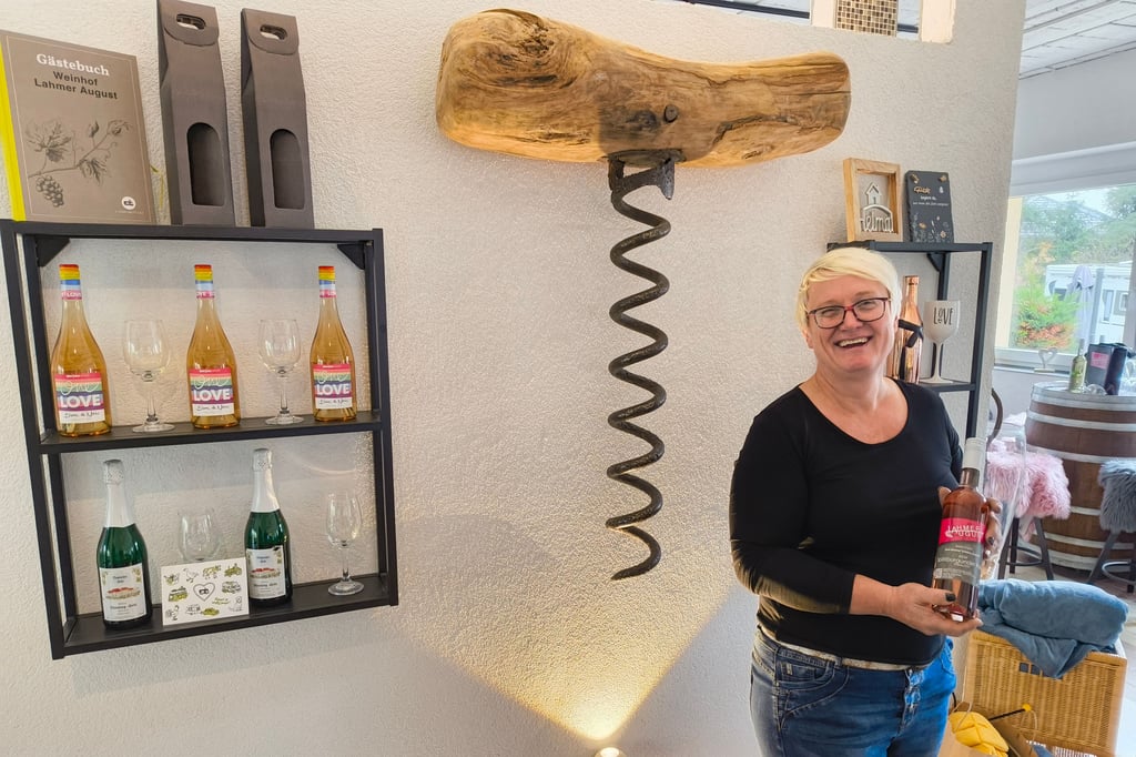 Miriam Thielsch in ihrer Vinothek. Dort können Gäste einen besonders großen Korkenzieher begutachten.  