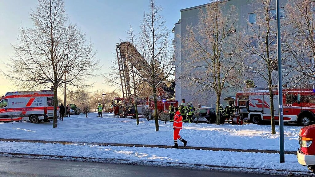 Einsatz bei klirrender Kälte: Feuerwehr und Rettungsdienst rücken am 19. Januar 2024 zum Kellerbrand in der Dr.-Behring-Straße in Wittenberg aus.