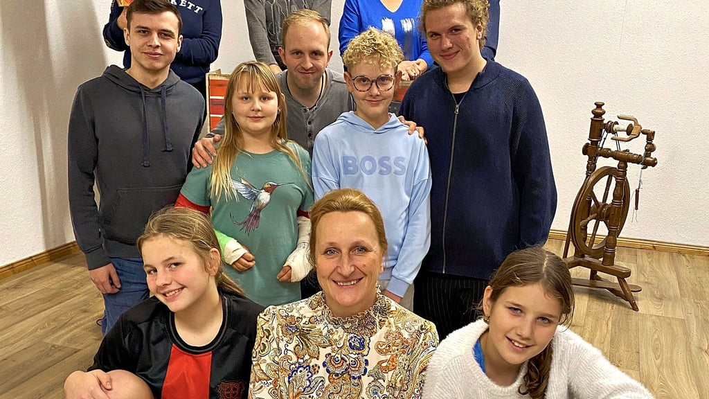 Bei einer Probe noch ohne Kostüme wird Frau Holle (Conny Bessert, vorn) eingerahmt von Pechmarie Julia Unglaub (links) und Goldmarie Amelie Heidel.