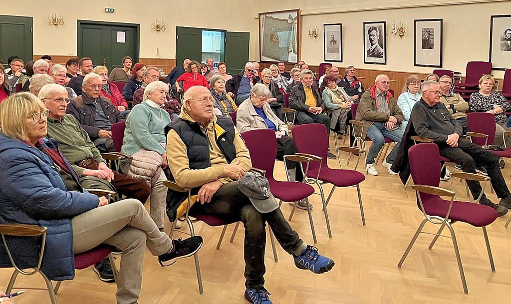 Zahlreiche Einwohner nutzen im Stadtgemeinschaftshaus die Gelegenheit, der Kandidatin Fragen zu stellen.