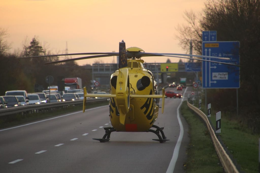 Auch ein Rettungshubschrauber des ADAC ist derzeit vor Ort im Einsatz.