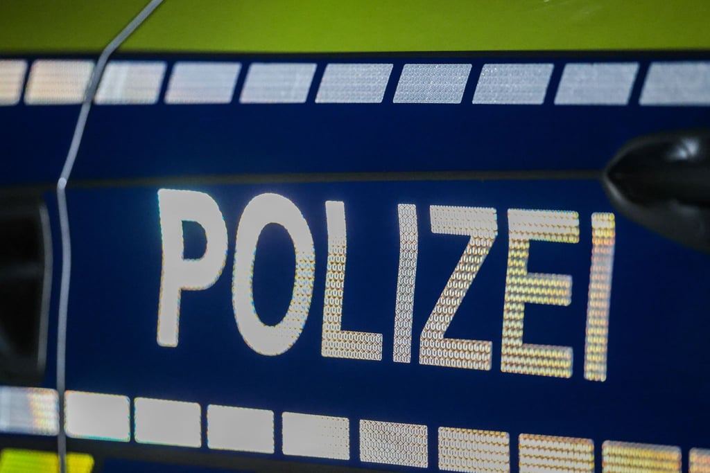 Die Polizei sucht den Eigentümer eines Minischweins, das sich in Bremervörde durch die Gärten wühlt. (Symbolbild)