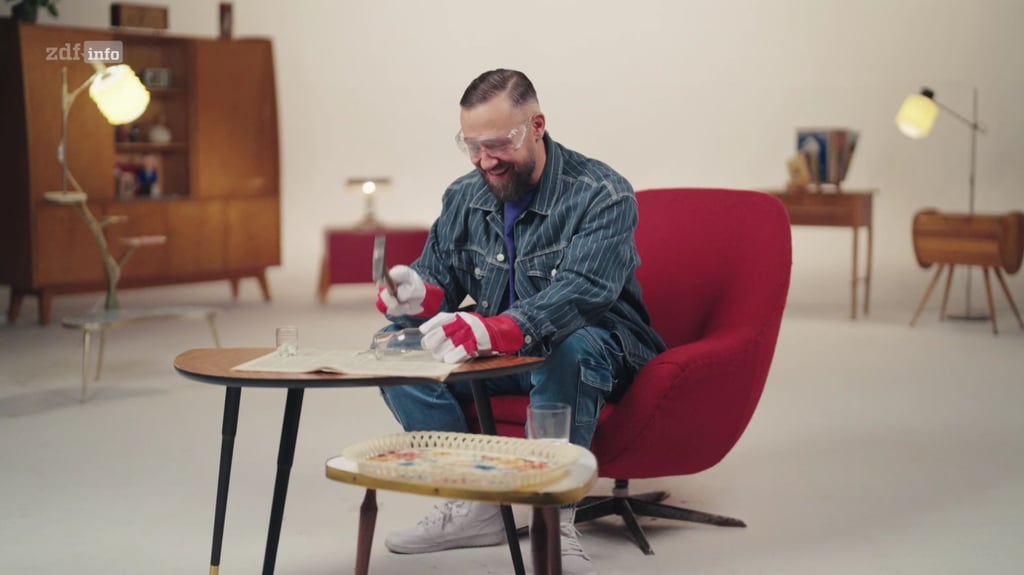 Um ein "Superfest"-Glas kaputt zu bekommen, musste Musiker Bürger Lars Dietrich gleich mehrmals mit einem Hammer darauf einschlagen.