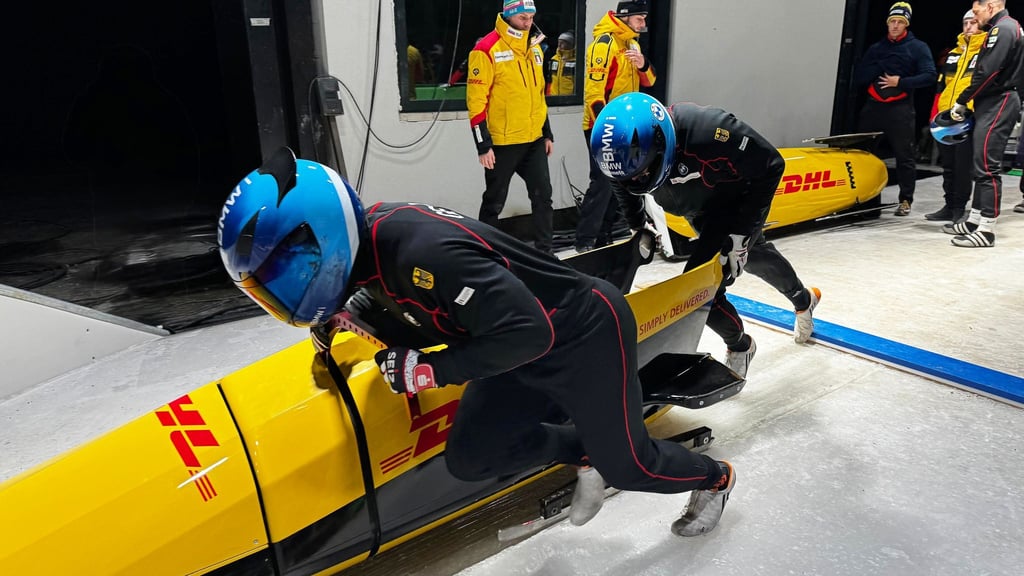 Francesco Friedrich (vorne) und Anschieber Alexander Schüller starten ihren Zweierbob auf der neu erbauten Olympia-Strecke im Eugenio Monti Sliding Centre. (Handout)