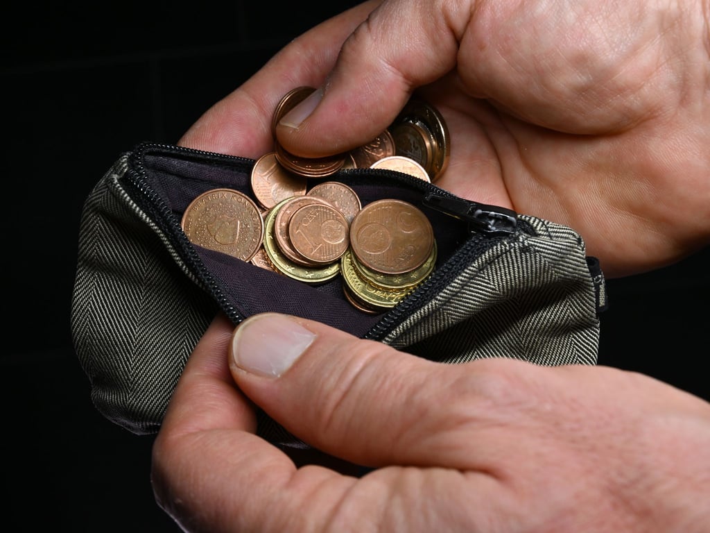 Die Überschuldungsquote, also der Anteil überschuldeter Personen im Verhältnis zu allen Erwachsenen, sank 2024 auf 8,09 Prozent.