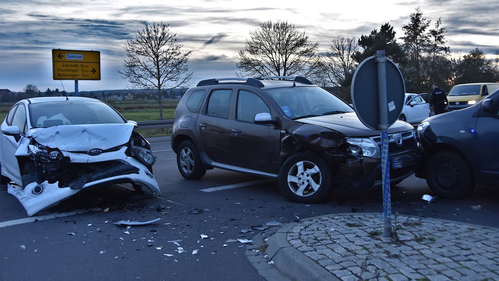 Gleich drei Fahrzeuge sind bei dem Unfall auf der Satueller Straße beschädigt worden. 