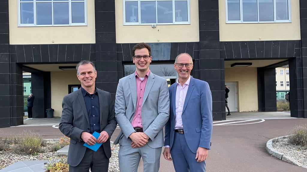 Die Geschäftsführer Markus Füssel (l.) und Harald Niebler (r.) verlassen das Krankenhaus Martha Maria. Friedemann Malerz (M.) übernimmt.